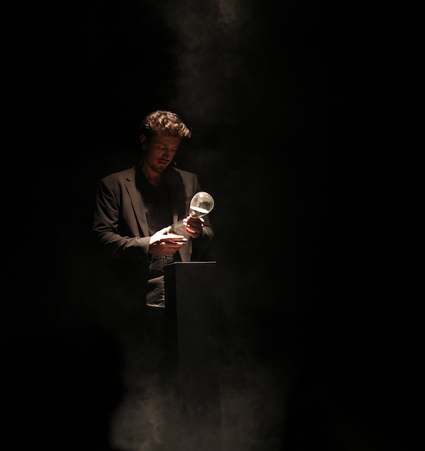Zauberer in der Nähe - Mirko Matira hält eine Sanduhr