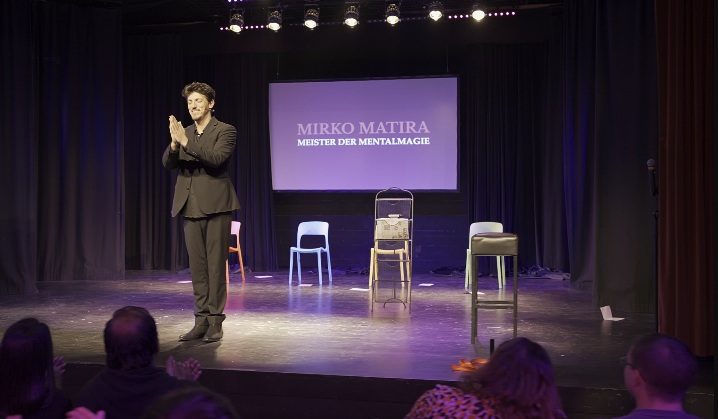 Zauberer auf Bühne