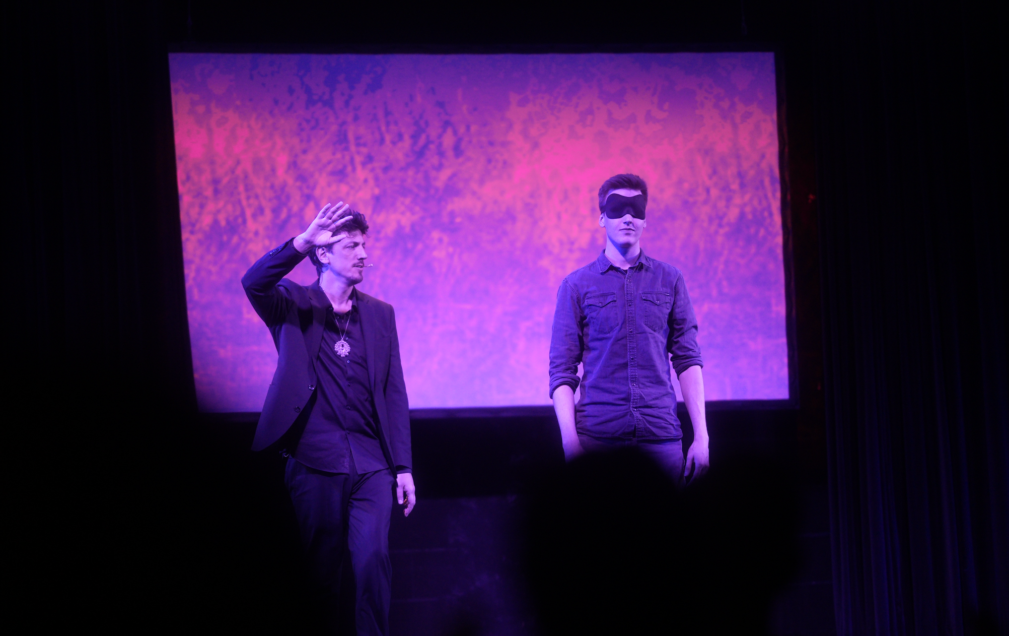 Unterhaltungskünstler-für-private-Feiern-in-der-Nähe-auf-bühne