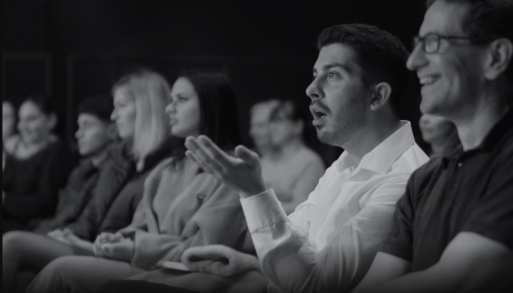 Mitarbeiter begeistert durch Zauberer für Weihnachtsfeier