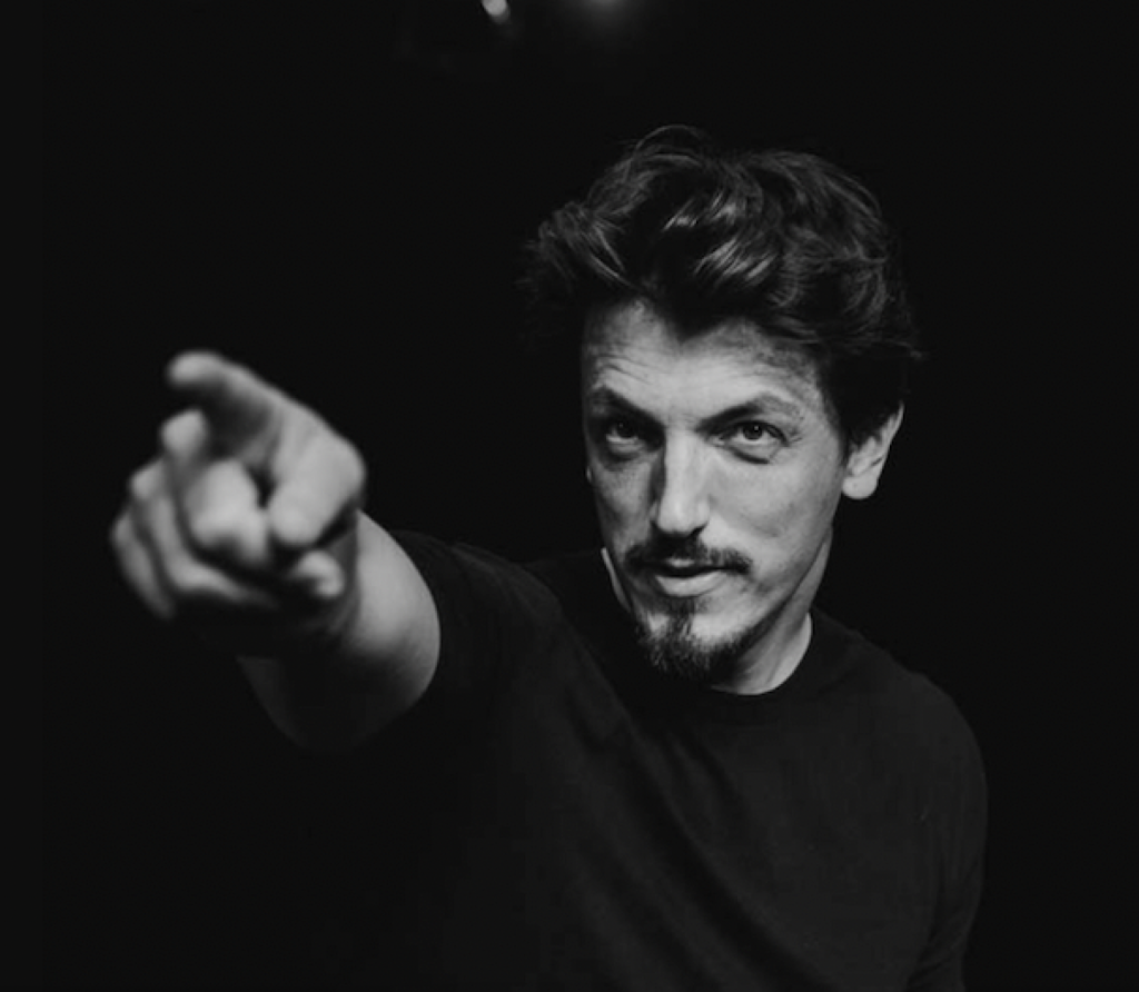 Zauberer als Walking Act zeigt auf das Publikum