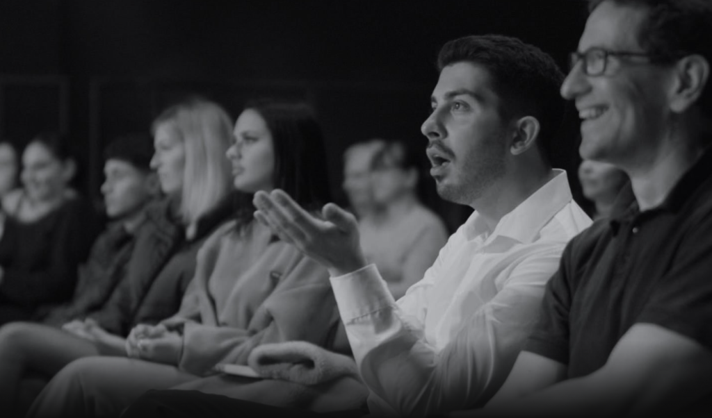 Mitarbeiter staunen bei Abendunterhaltung Geburtstag
