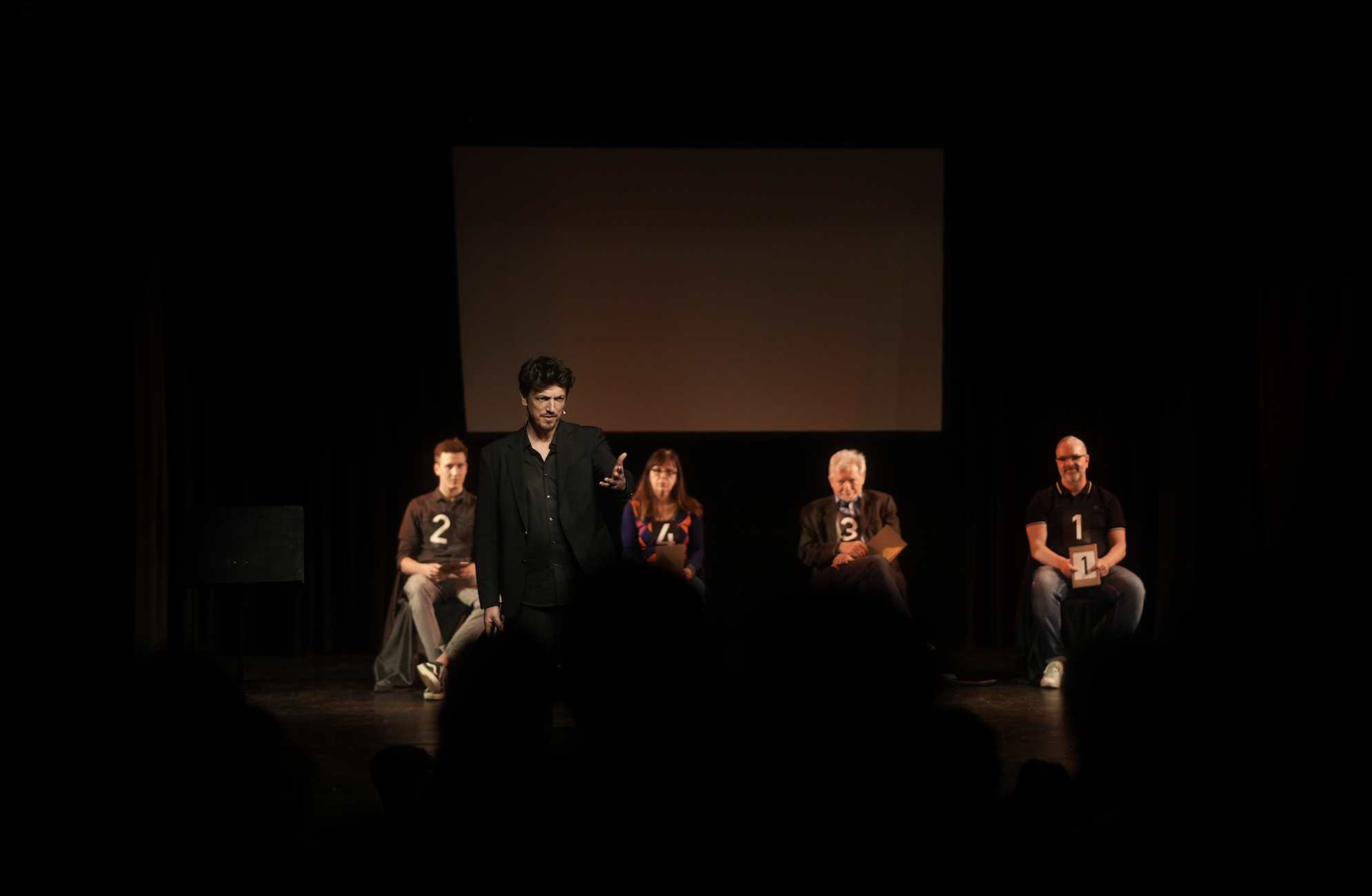 Zauberer Karlsruhe zeigt ein Show für Gäste