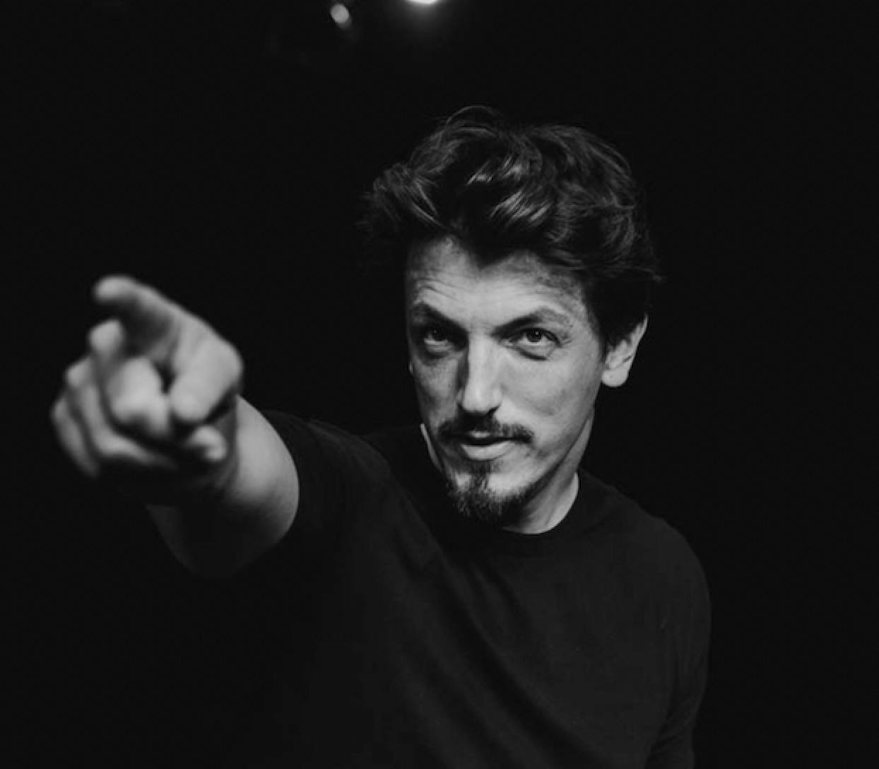 Zauberer Paderborn, Mirko Matira, zeigt an Publikum auf Bühne